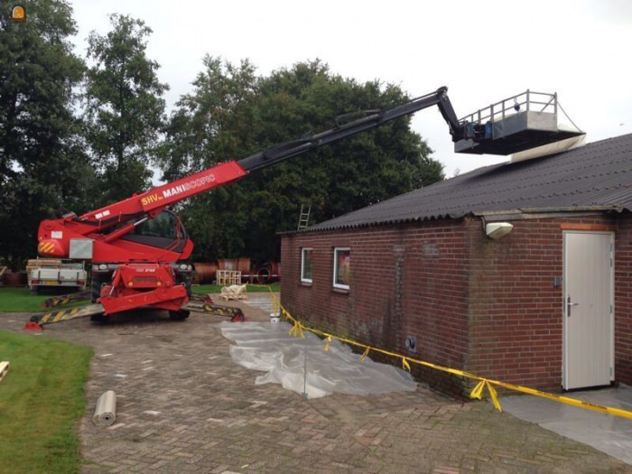 Manitou werkbak met open voorkant en bediening vanuit de cabine