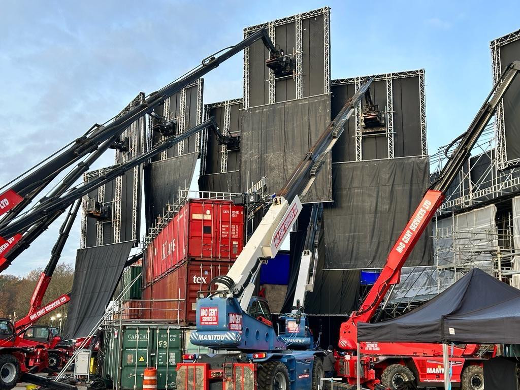 Manitou gebruikt voor het optillen van een groen scherm op een filmset