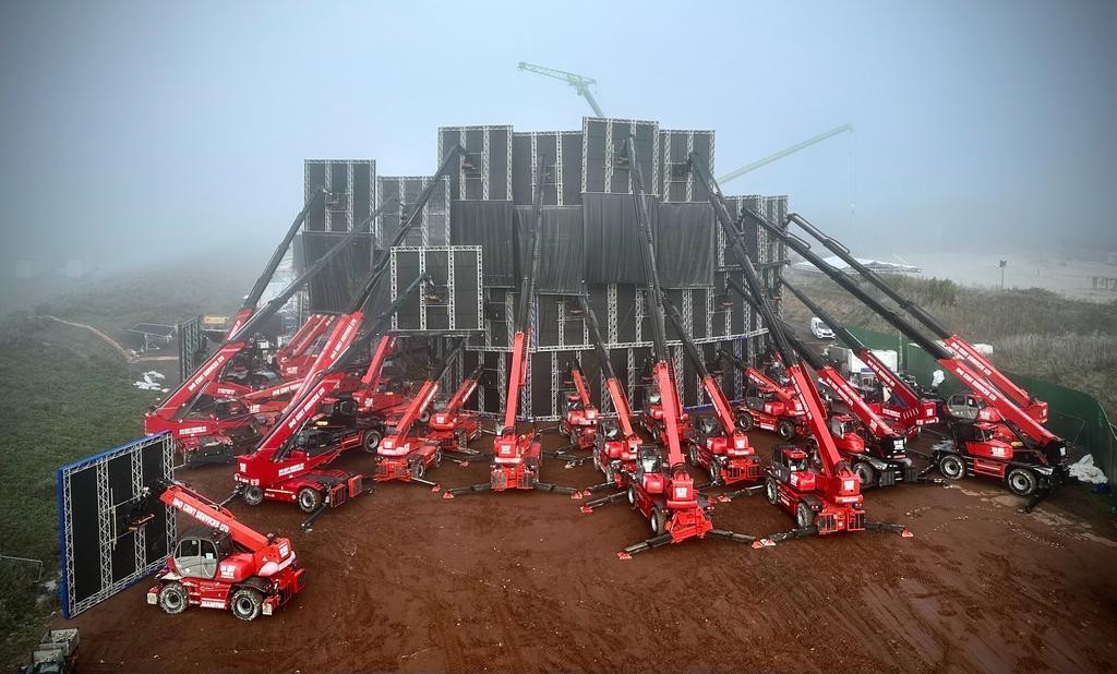 Manitou gebruikt voor het optillen van een groen scherm op een filmset