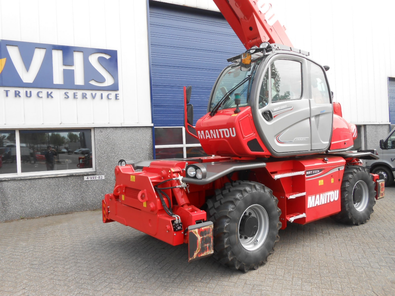 Manitou werkbak met open voorkant en bediening vanuit de cabine