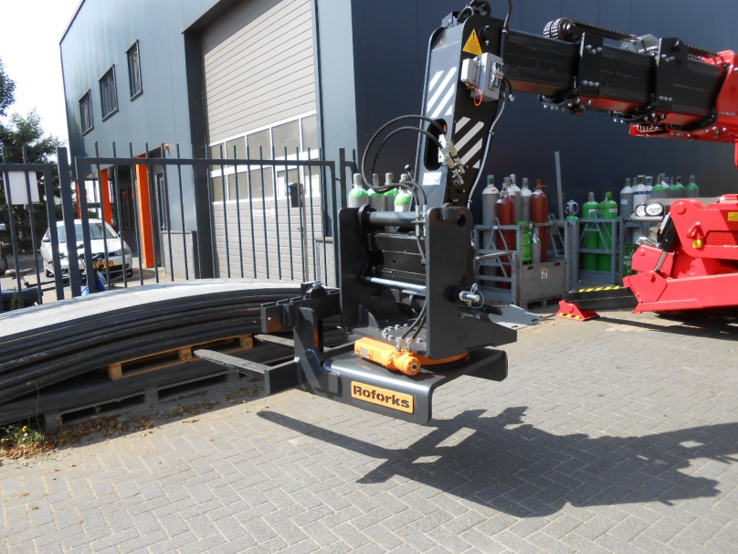 Rotating forks for the Manitou telehandler