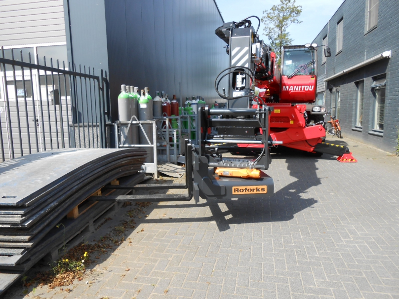 Rotating forks for the Manitou telehandler