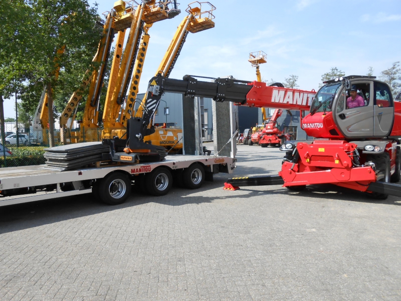 Rotating forks for the Manitou telehandler